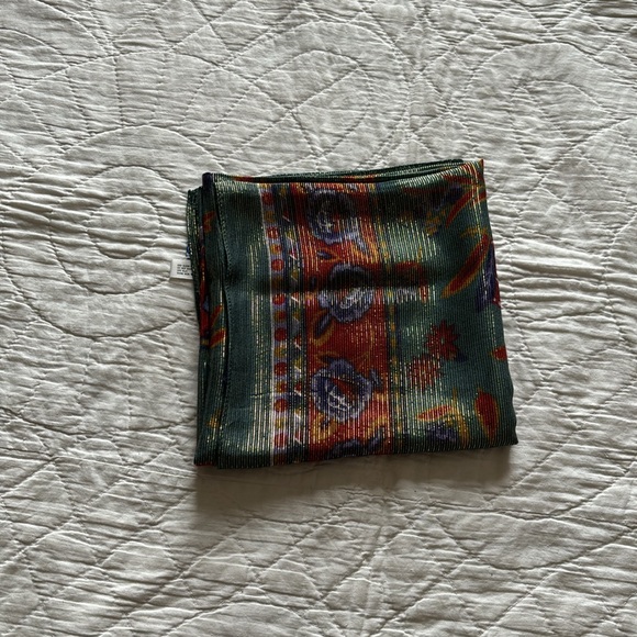 CWT Shimmering Scarf - Picture 8 of 9